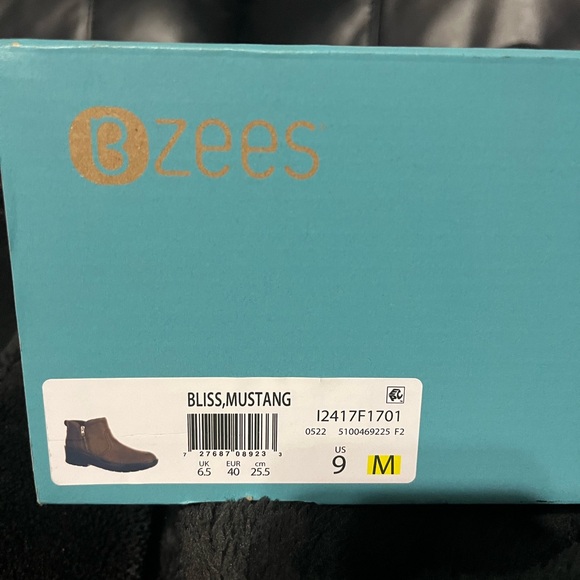 Bzees Bliss Bootie - Picture 6 of 8